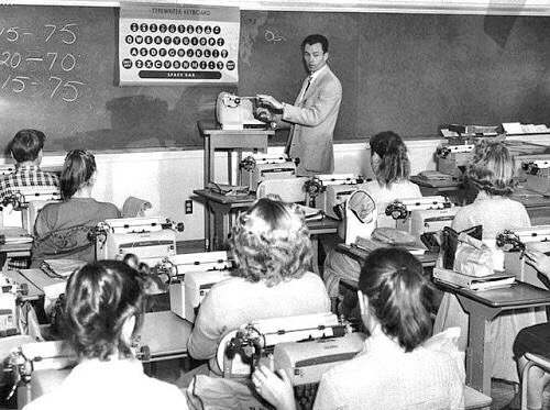 Typing_com's tweet image. A high school typing class 1959, who else remembers their school typing classes looking similar to this? 🕰📄#flashbackfriday #typingclass #ty