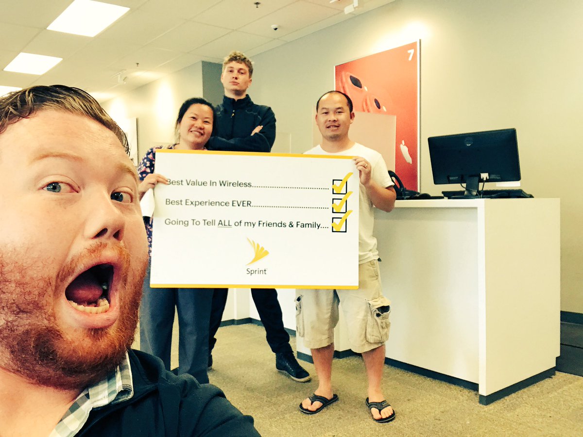 AndrewHuot1's tweet photo. Making dreams come true at the Midway Sprint Store! @DCalzone77 @LangerSprint https://t.co/Mud55qwNtg