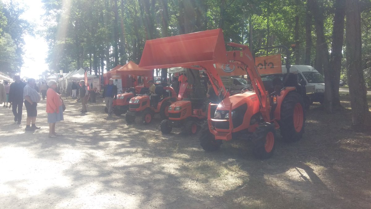 MICKAELQUILLY's tweet photo. Fête de la chasse au Haras du pin avec @StihlFORMATION  #MyKubota @KubotaUK 
Merci Maximilien 
Loisel Motoculture Argentan https://t.co/P56tIJfLjy