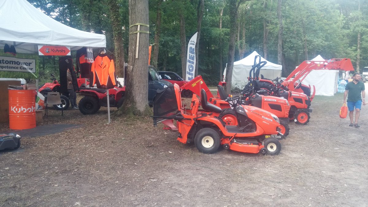 MICKAELQUILLY's tweet photo. Fête de la chasse au Haras du pin avec @StihlFORMATION  #MyKubota @KubotaUK 
Merci Maximilien 
Loisel Motoculture Argentan https://t.co/P56tIJfLjy