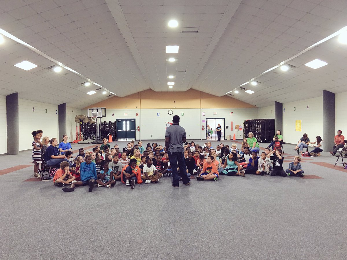 TrinaDill's tweet photo. What an exciting day at Memorial Drive Elementary! Students had the opportunity to listen to retired NFL player Adrian Peterson. @apgsu3 https://t.co/bmXQRBvsBt