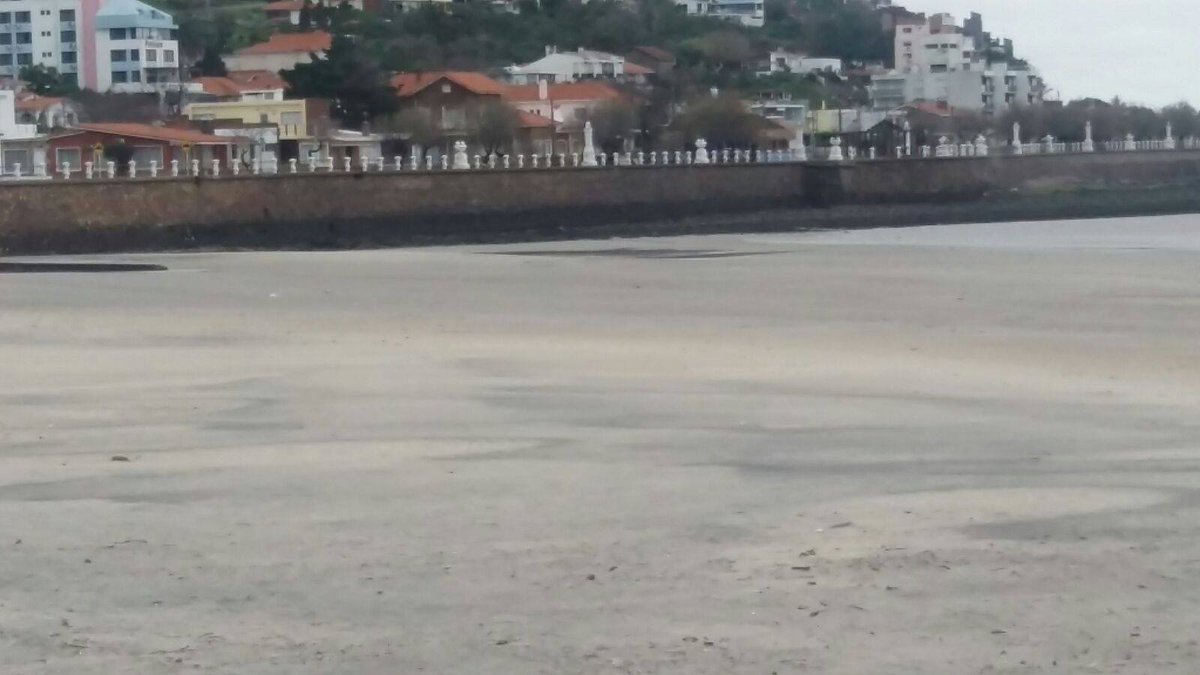 deZabedrosky's tweet photo. PRECAUCIÓN | Se recoge el Mar en Piriapolis #Uruguay. la tarde del 11.08.2017 por Marcos Mujica. #Waves #Sea #BacksOut #Retrocede https://t.co/9IEnYu3xPz