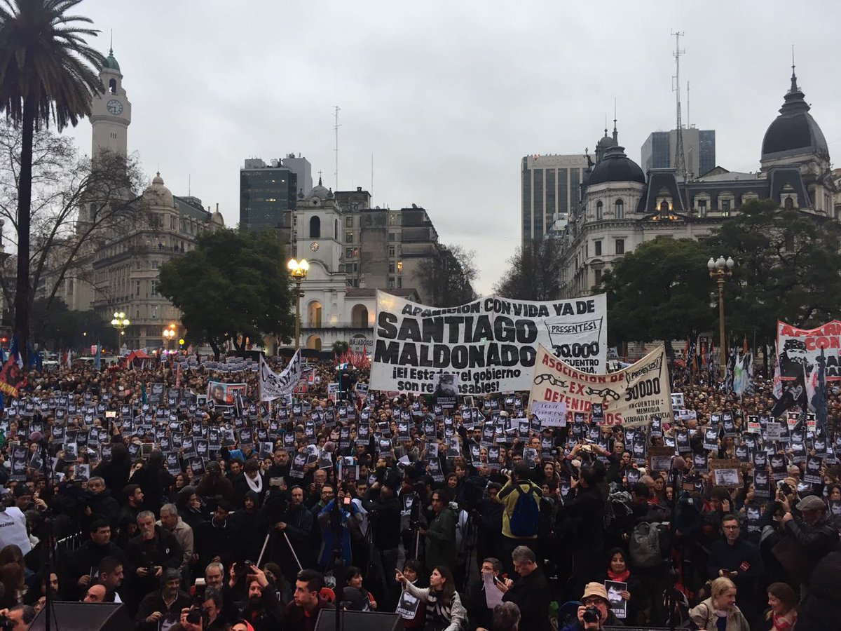 Estamos todos y todas en Plaza de Mayo   porque #SantiagoEstaDesaparecido y pedimos #AparicionConVidaDeSantiagoMaldonado