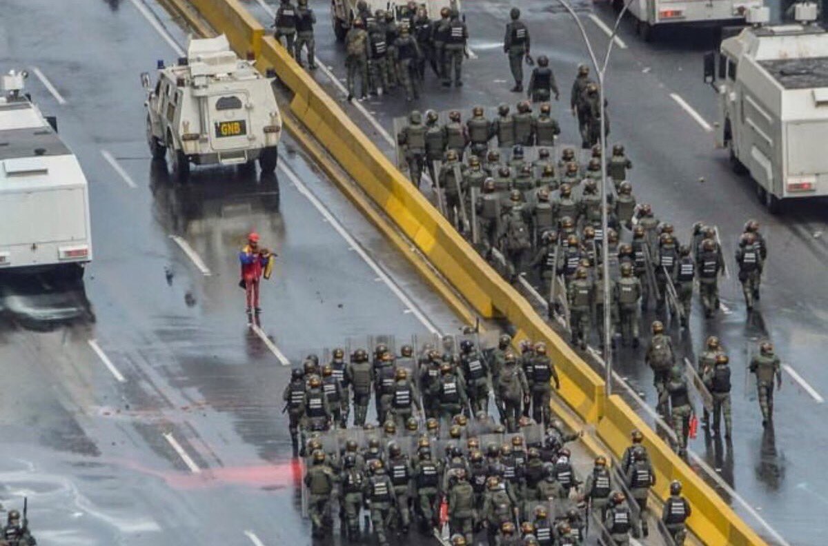 Wuilly, el violinista de la resistencia, cumple hoy 15 días preso injustamente en el comando de la GNB de El Paraiso #LiberenaWuillyArteaga