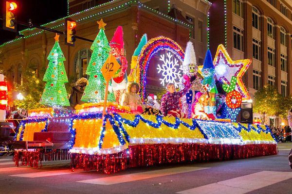 Just announced! Street seats for #ParadeOfLights2017 will go on sale Tuesday, August 15! Who's excited?! bit.ly/2wQrlcI