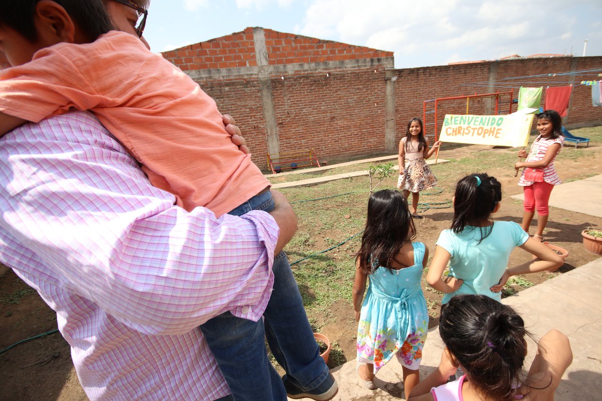 AldeasBolivia's tweet photo. @mundochristophe también visitó una familia SOS en el plan 4.000."Nada más importante que la niñez, debemos cuidar sus vidas"
#SOSChef https://t.co/2yDUbWOfYB