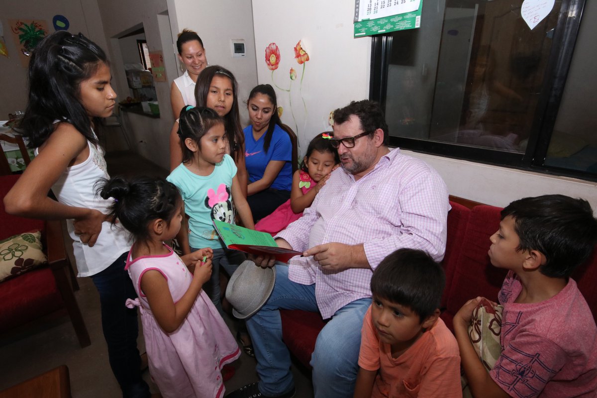 AldeasBolivia's tweet photo. @mundochristophe también visitó una familia SOS en el plan 4.000."Nada más importante que la niñez, debemos cuidar sus vidas"
#SOSChef https://t.co/2yDUbWOfYB