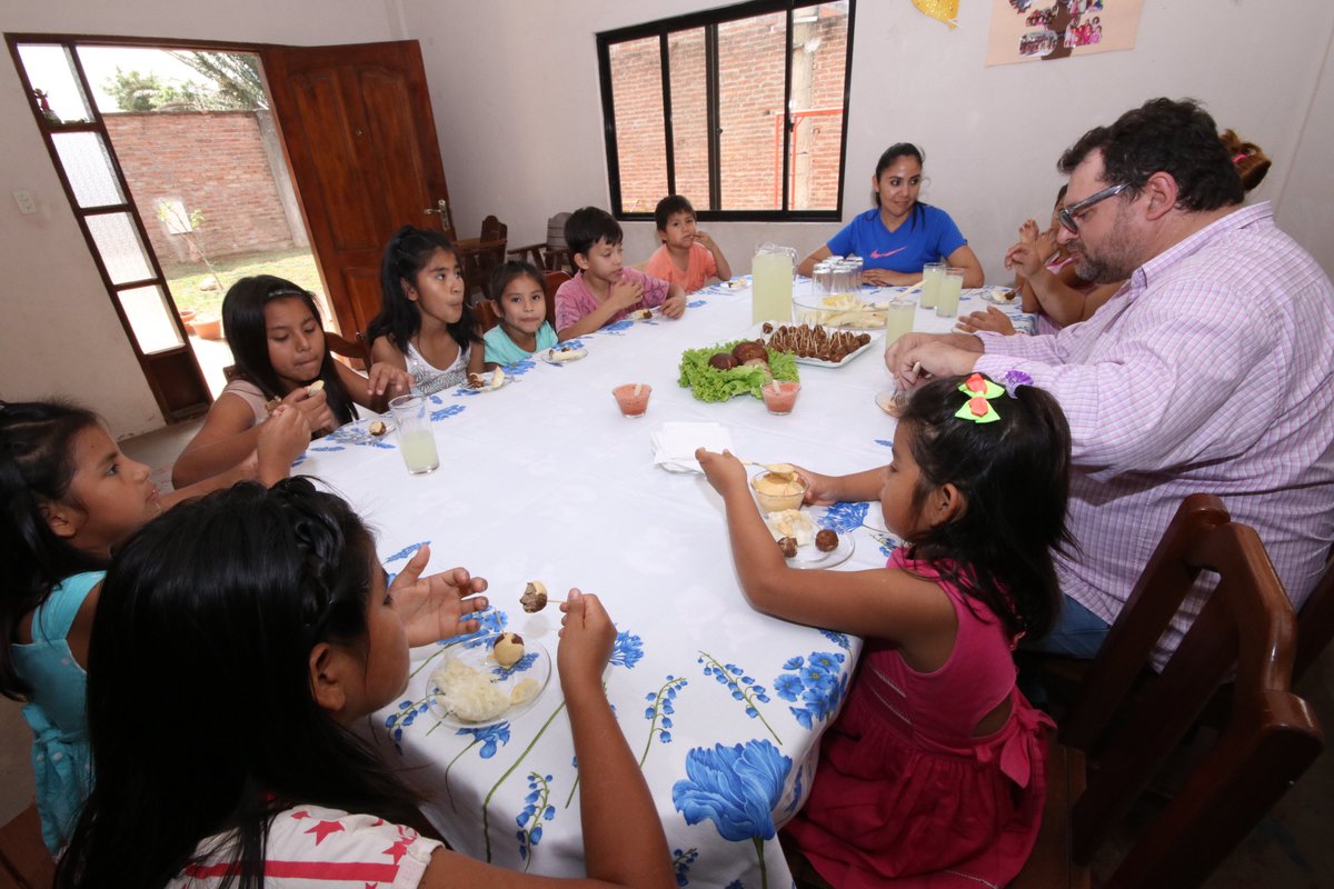 AldeasBolivia's tweet photo. @mundochristophe también visitó una familia SOS en el plan 4.000."Nada más importante que la niñez, debemos cuidar sus vidas"
#SOSChef https://t.co/2yDUbWOfYB