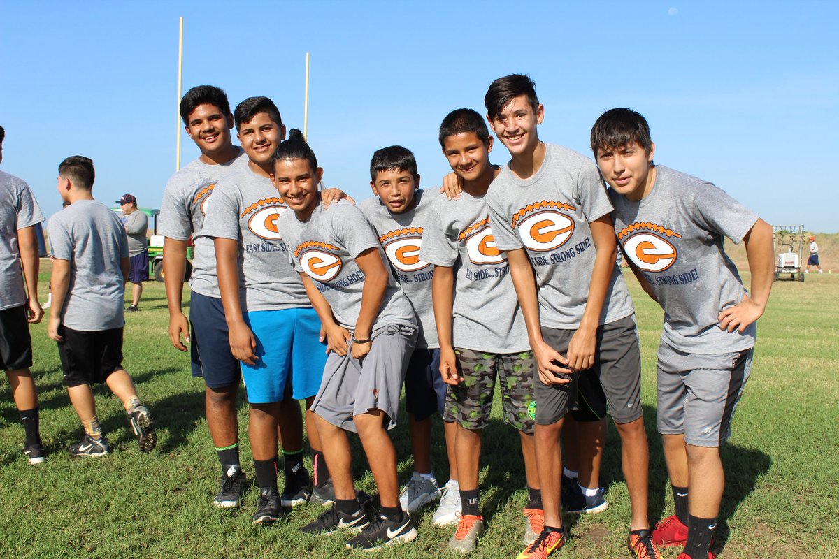 MarisaLGarza's tweet photo. HMS getting ready for some football!  Coached up by the best.  #eastside-lionpride! https://t.co/UGShkmL8UM