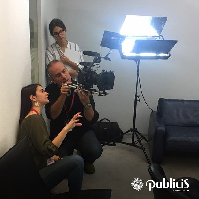 Seguimos enfocados en crear ideas para liderar el cambio y hoy lo hicimos con @realityfilmsandpost
#MakingOff #Grabando #Creatividad #Pasión