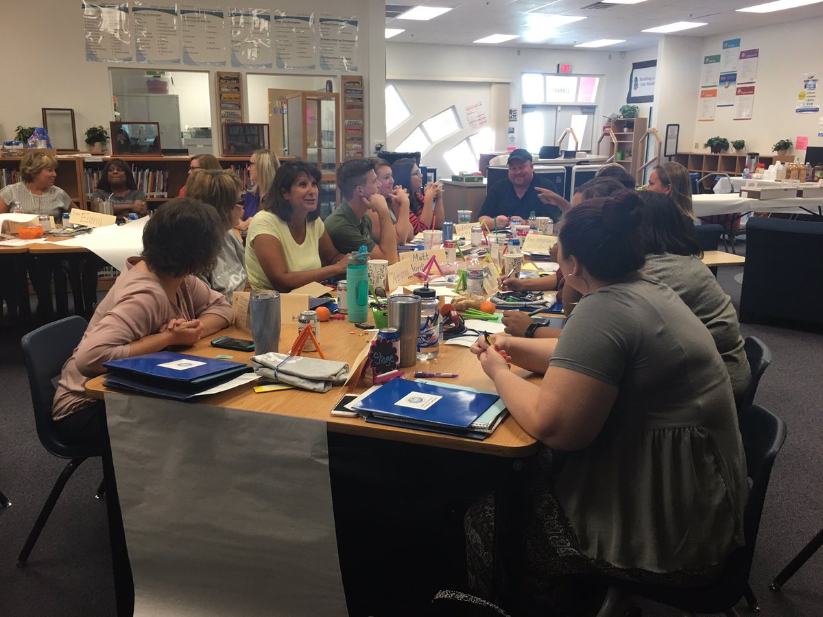 EDE4CCSD's tweet photo. @EDE4CCSD providing #professionaldevelopment on #RelationalMindset @ClarkCountySch Findlay MS https://t.co/s1rRkKdUyD