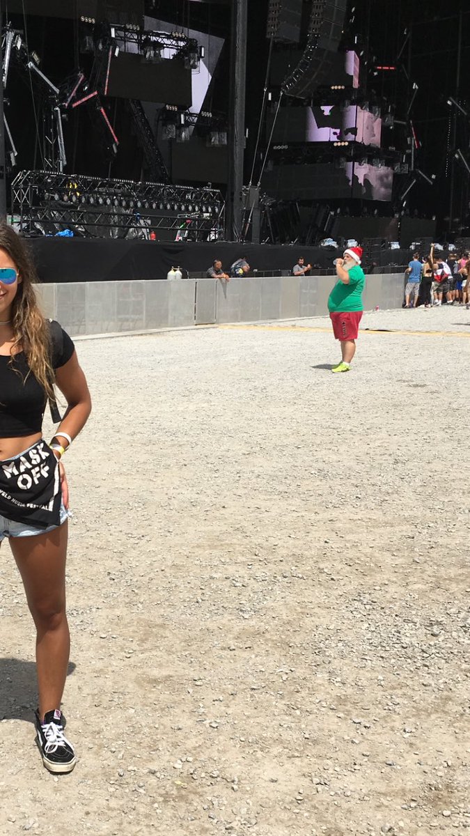 francesca_zm's tweet photo. When you have to lowkey scope out who of these music festival goers will be on the nice list this year #VELD2017 https://t.co/CtiTbnUEUH