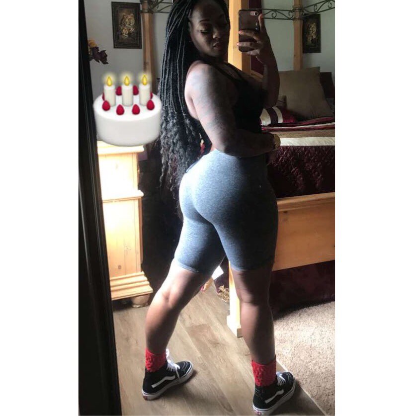 Skeeeweee's tweet photo. Yeah Hoes It's All There🎂 https://t.co/W7mSFp7S0G