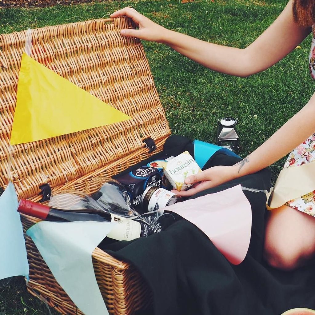 SamMarieblogs's tweet photo. Remember when it was warm and dry enough to have picnics? I miss the cheese mainly, obviously 🧀 #boursin #summerfo… https://t.co/l9alVSgDhR https://t.co/jePpDdAUQj