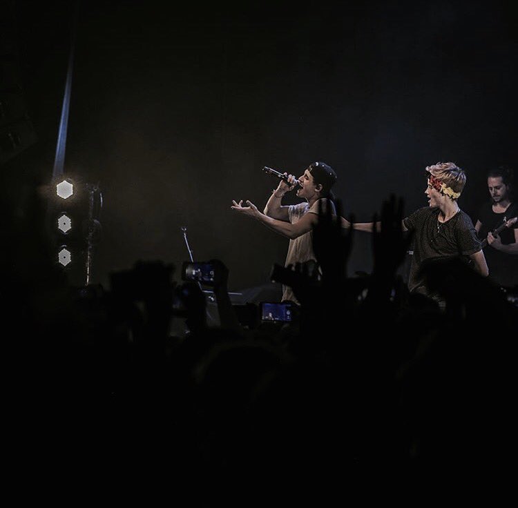 turntstiles's tweet photo. jack and jack's shows are the best.
the crowd is lit. the show is lit.
my boys are on fire. it's just amazing. @JackJ @jackgilinsky https://t.co/6eAzJvIPWk