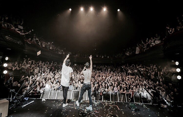 turntstiles's tweet photo. jack and jack's shows are the best.
the crowd is lit. the show is lit.
my boys are on fire. it's just amazing. @JackJ @jackgilinsky https://t.co/6eAzJvIPWk