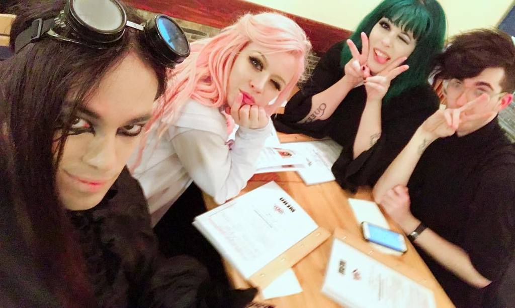 Pentex_SM's tweet photo. Dinner with @dreronayne, @kellyeden and @kayjupe. #goths #international #alternative #nonbinary https://t.co/7zoSKKc3xC https://t.co/iYmIqIgXCv