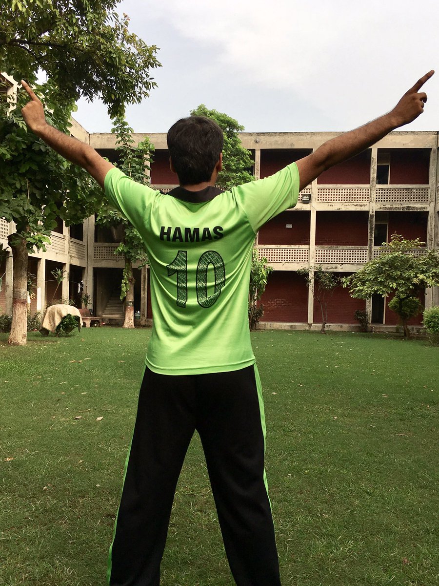 HamasulGhani's tweet photo. This pose &amp; jersey no. will never lose its charm🇵🇰❣️
Nation will remember u 4ever Lala 
@SAfridiOfficial 
(Ignore background) https://t.co/Nwx5TrGzpQ