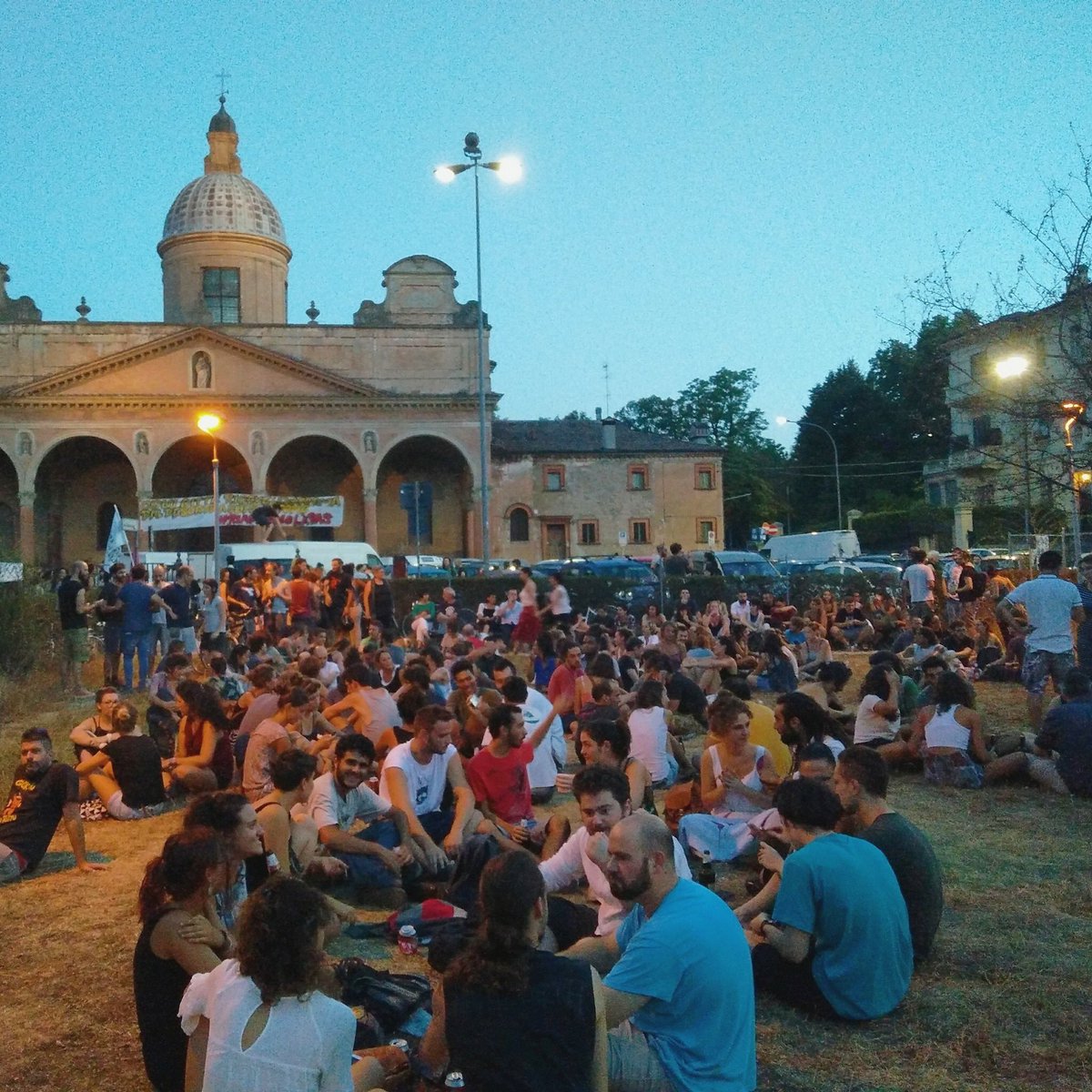filvend's tweet photo. #iostoconlabas non si sgomberano le emozioni, non si manganellano le idee, Bologna è rossa di vergogna. https://t.co/oemuuq01tu