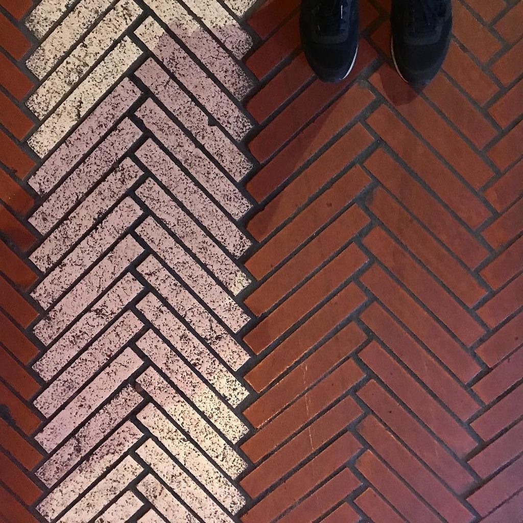 hligia's tweet photo. Watch out, I am Up! Conversations with the architecture, some minutes of pleasure, inspiration and music.  #details #watchdown #architectur… https://t.co/Gr5IrHBdgd
