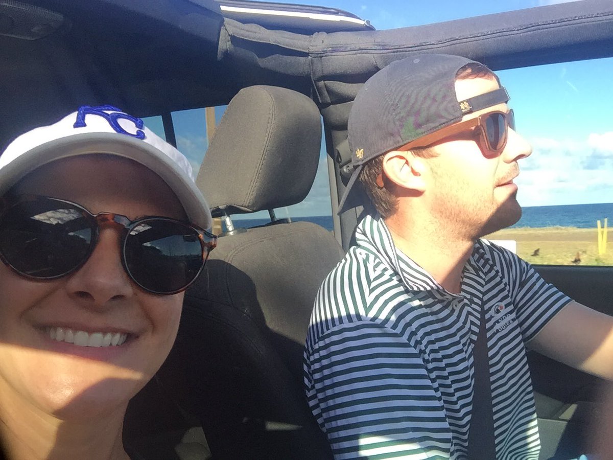JulieZierolf's tweet photo. Kauai not?! 🌺🌴🍾 https://t.co/WSFmST4bII