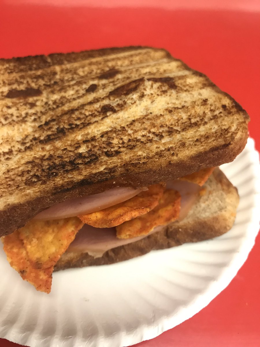 urbanearte's tweet photo. Quien yo le pone pizzerolas a su sándwich 🤗 #ComidaBalanceada https://t.co/rqIj6EVbPm