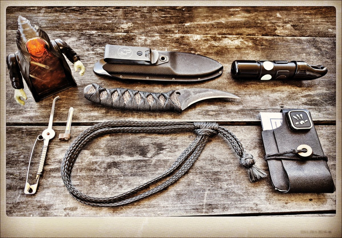 eds_manifesto's tweet photo. - Hobo life -
Ed #hobotactical #elviaknife #handcop #ghostling #SerePick #edsmanifesto #zzzcustomholsters https://t.co/4V8tgB23OJ