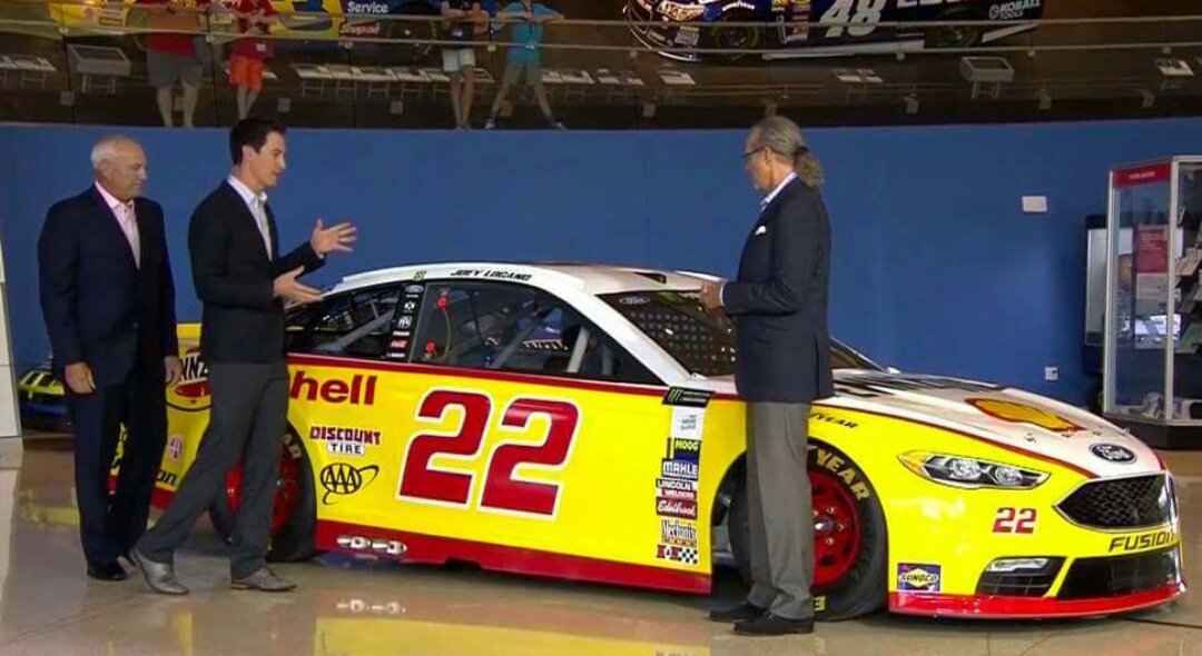 anibalaurelio85's tweet photo. #nascarxfox Se presentó el Paint de Logano #22 para Dharlington en honor a Jimmy Vasser @jccasco y @elpatogalindo https://t.co/vyxoC75Wen