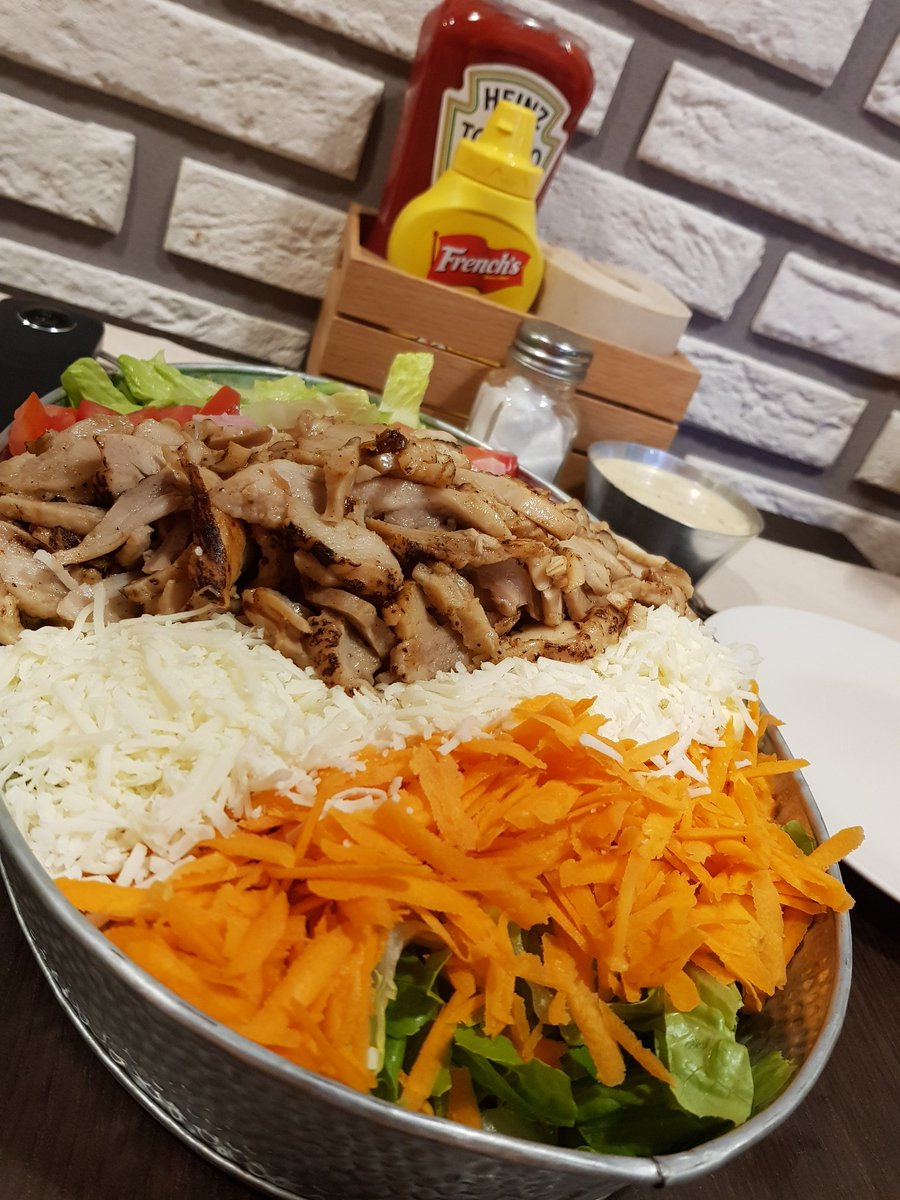 MarioHilke's tweet photo. Impresionante ensalada qué nos comimos en @TaxiAngus en #Benalmadena #burgersandsalad #americanburger https://t.co/WnEQNlAb5t https://t.co/UGnEPukGeQ