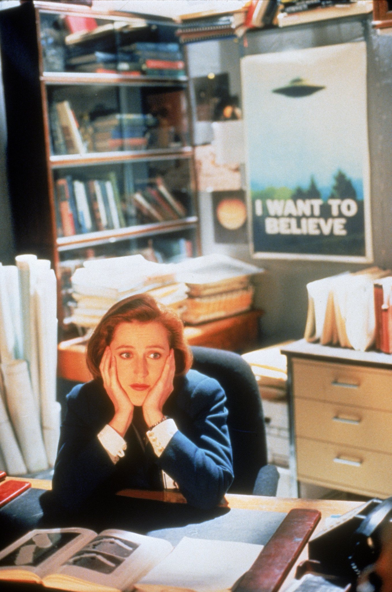 Believing can be tiring ...

HL wishes a VERY Happy Birthday to Gillian Anderson! (Martyn) 