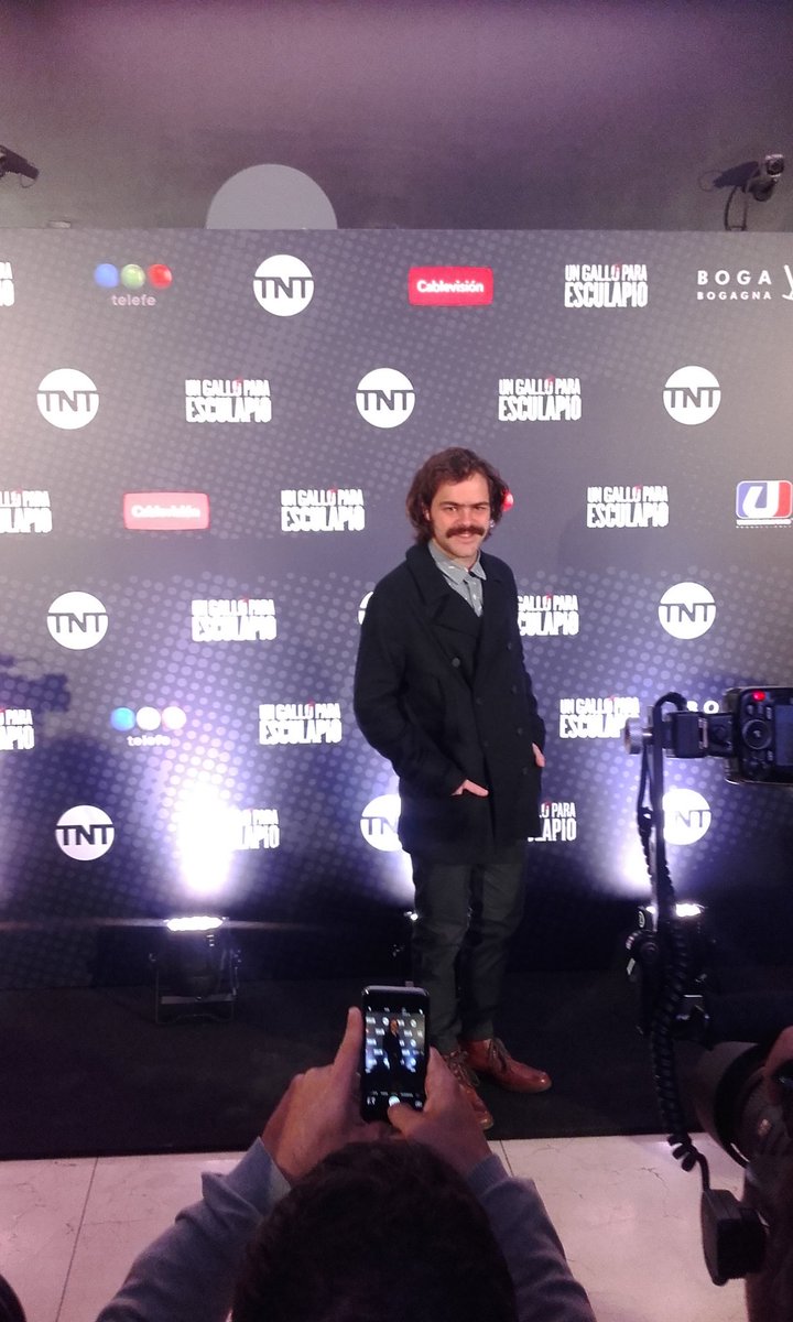 #UnGalloParaEsculapio | Los actores posan para la prensa en la presentación de la serie.