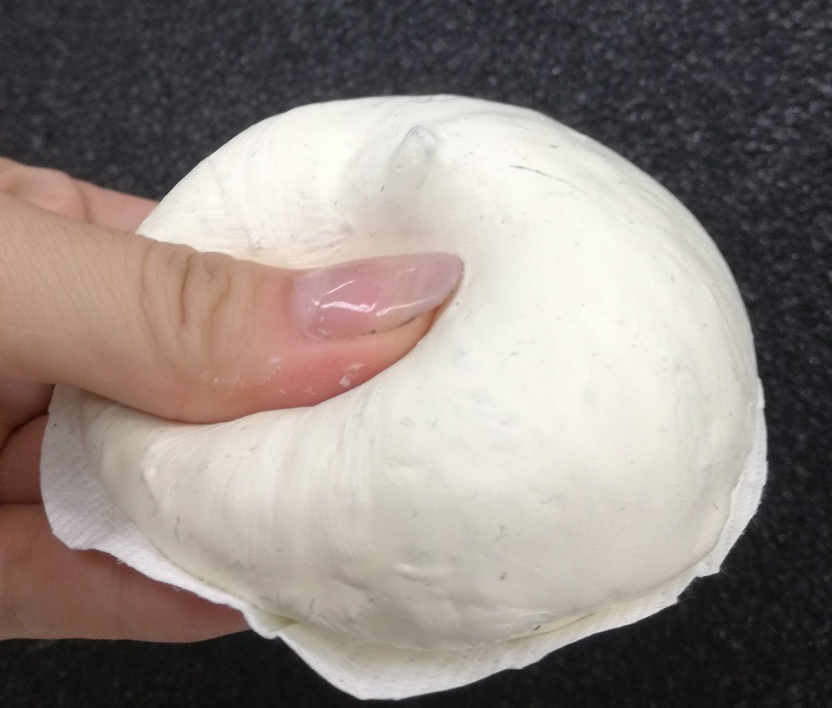 東急ハンズ渋谷店 ジョイントコークスクイーズの番外編で肉まんも作ってみました こちら 底面にはわざとジョイントコークを塗ってません 空気が通る所を作るとさわり心地がふわふわになります そのままだと格好悪いので底に切売の不織布をペタリ