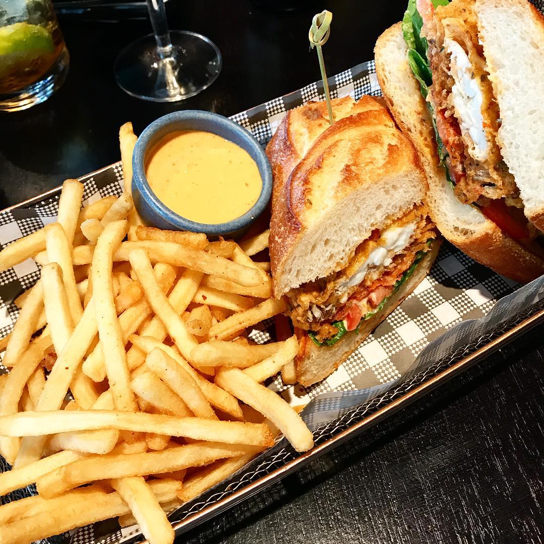 Feeling crabby? So’s this soft shell crab po’ boy from NOLA.
---
#crabby #barangaroo #thestreetsofbarangaroo #poboy 📷:@angeline_lingling
