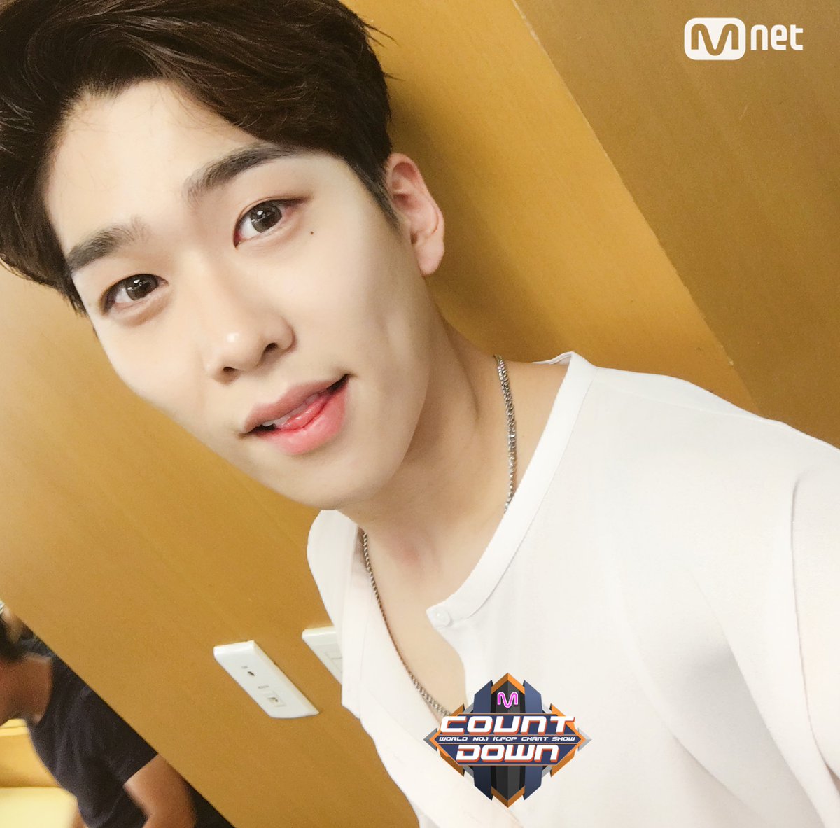MnetMcountdown's tweet photo. 어디까지가 화이트 착장이고 어디까지가 #보이프렌드 #현성군 얼굴인지 뽀얗고 말간 얼굴로 셀카 찰각!!! #엠카운트다운 대기실에 뜬 별! 오늘 저녁 6시 #엠카 무대에선 반짝반짝 여섯 개의 별이 뜹니다~ https://t.co/O7qjicHceZ