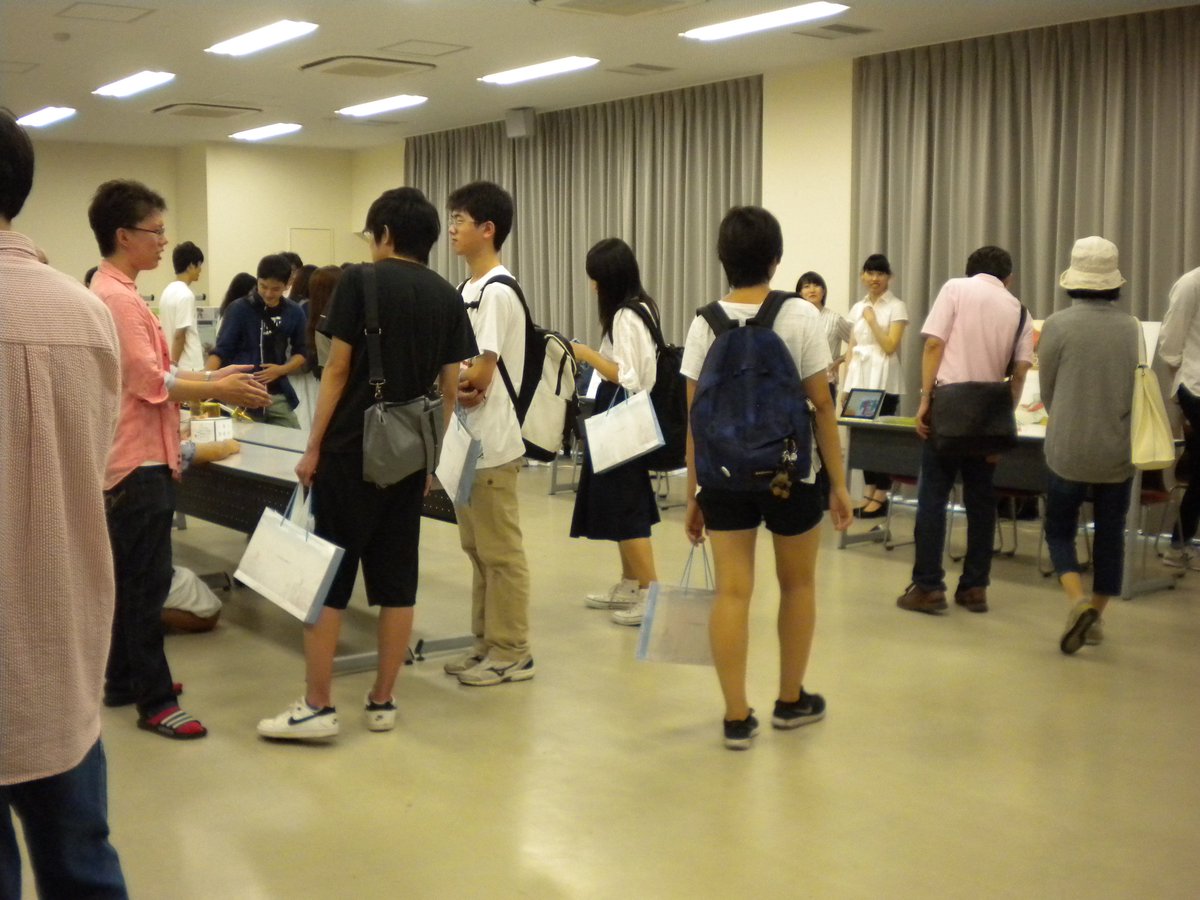 京都工芸繊維大学 東3号館k101講義室で 情報工学 デザイン経営工学 デザイン学専攻の授業 フィジカルインタラクションデザイン の成果紹介を16 00まで実施中 見ているだけでも面白いですが 学生から直接聞けるデモは15 までです K Nosby学生 京都工芸繊維大学 東3号館k101講義室で 情報工学 デザイン経営工学 デザイン学専攻の授業 フィジカルインタラクションデザイン の成果紹介を16 00まで実施中 見ているだけでも面白いですが 学生から直接聞けるデモは15 までです K Nosby学生