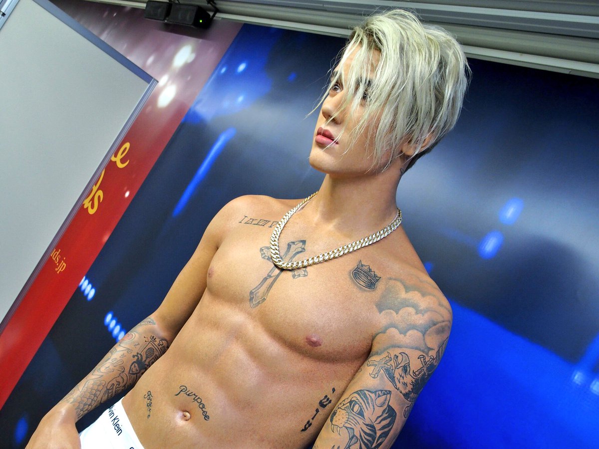 ジャスティン ビーバー 等身大フィギュアが新宿駅に登場 どの角度から見てもジャスティンそのもの 坊主頭の直前の少し伸びたブロンドヘア 上半身のタトゥーも細かく再現されています 制作費はなんと00万円 ちなみに記念 Tvgroove 海外セレブ