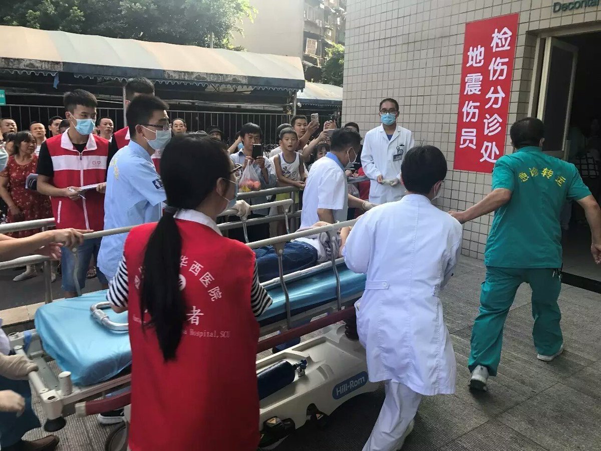 All the team members from medical school start workin as volunteers for the wounded in Sichuan earthquake in West China Hospital from today.