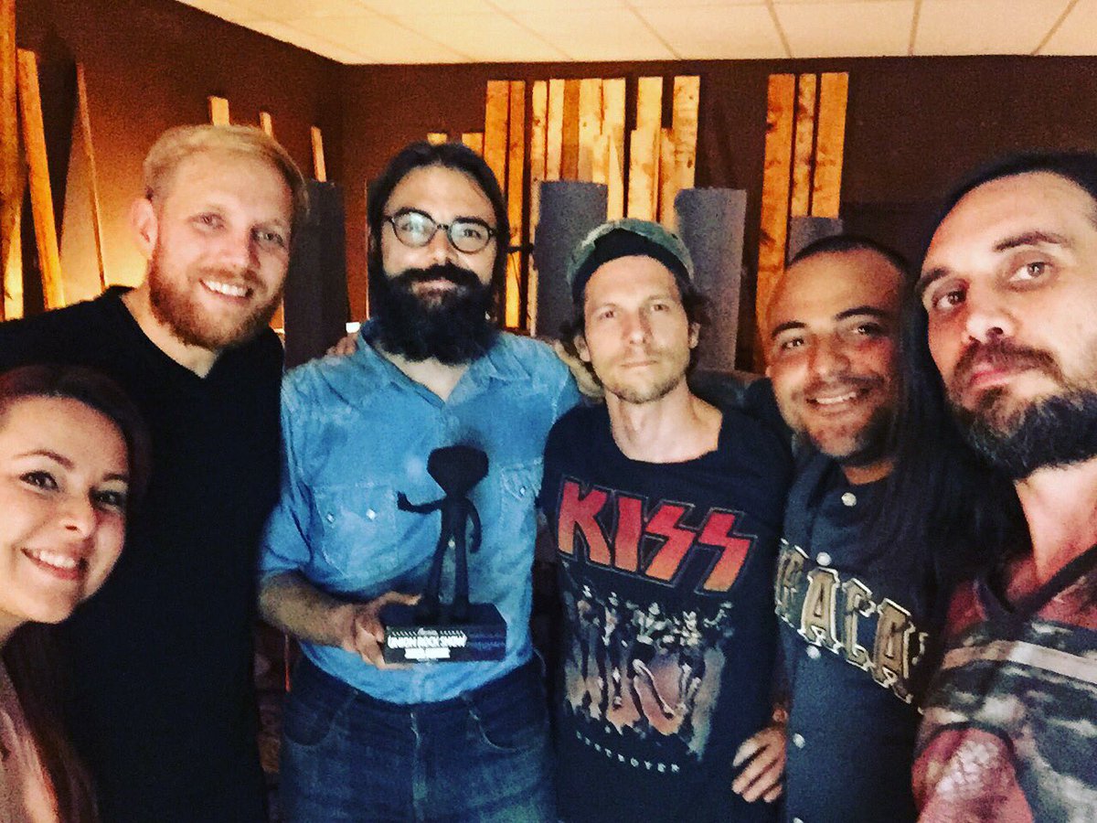 Con <a href="/_charliepapa/">Charliepapa</a> haciendo entrega de su Estatuilla #premiosunionrockshow2016 Canción del Año: LA CIMA <a href="/Marilizbr/">Mariliz Bettiol</a> <a href="/Batarocker/">Daniel Batatino</a> <a href="/DanieleURS/">Daniele Nocera</a>