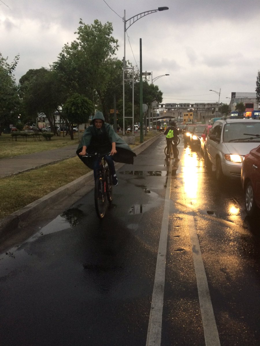 luillo's tweet photo. Cada vez que veas un ciclista puede ser un coche menos haciendo tráfico 
Respetemos las  #VallaCiclista https://t.co/oJHUoPIbXc