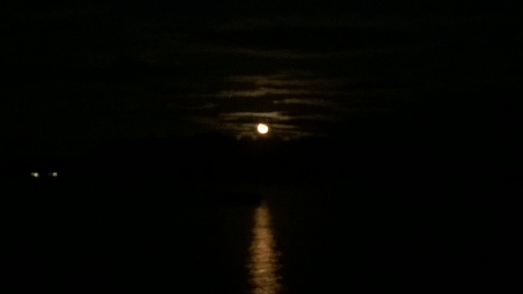 LakesNHWeather's tweet photo. #Moonrise over the big lake right now #midsummer #night #warm #reflection #nhwx https://t.co/BxZIcGwQd4