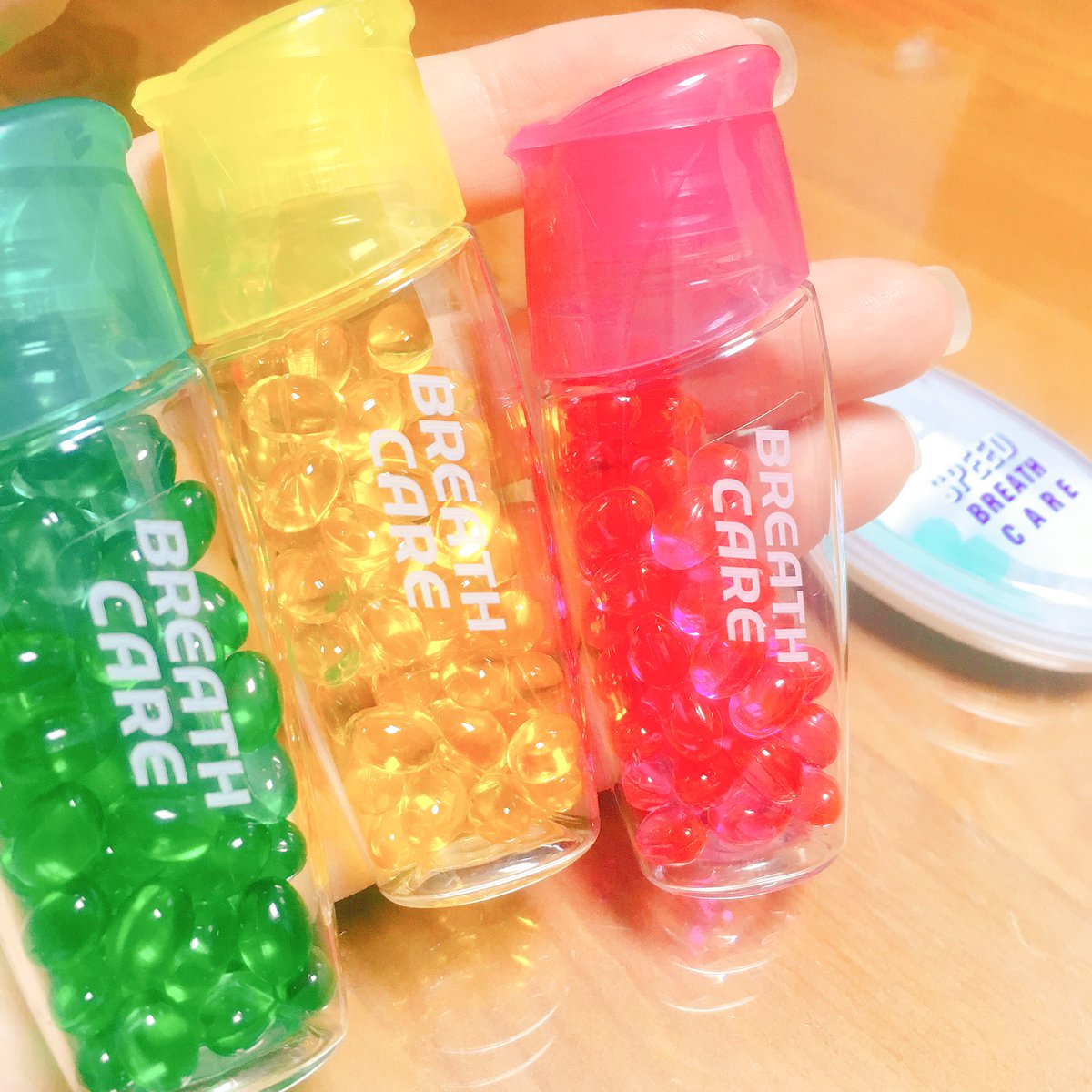 SAEBYUKBYUL's tweet image. 얼마 전에 올린 외출 시 필수 그거 2. 브레스케어. 구취 제거제임. 3~5알 삼키면 3~5시간 정도 효과 지속. 양치할 수 없는 환경이나 장시간 외출 시 유용함. 종류는 복숭아👍🏻/레몬/민트👍🏻/스트롱민트/소다/포도/청포도 등.