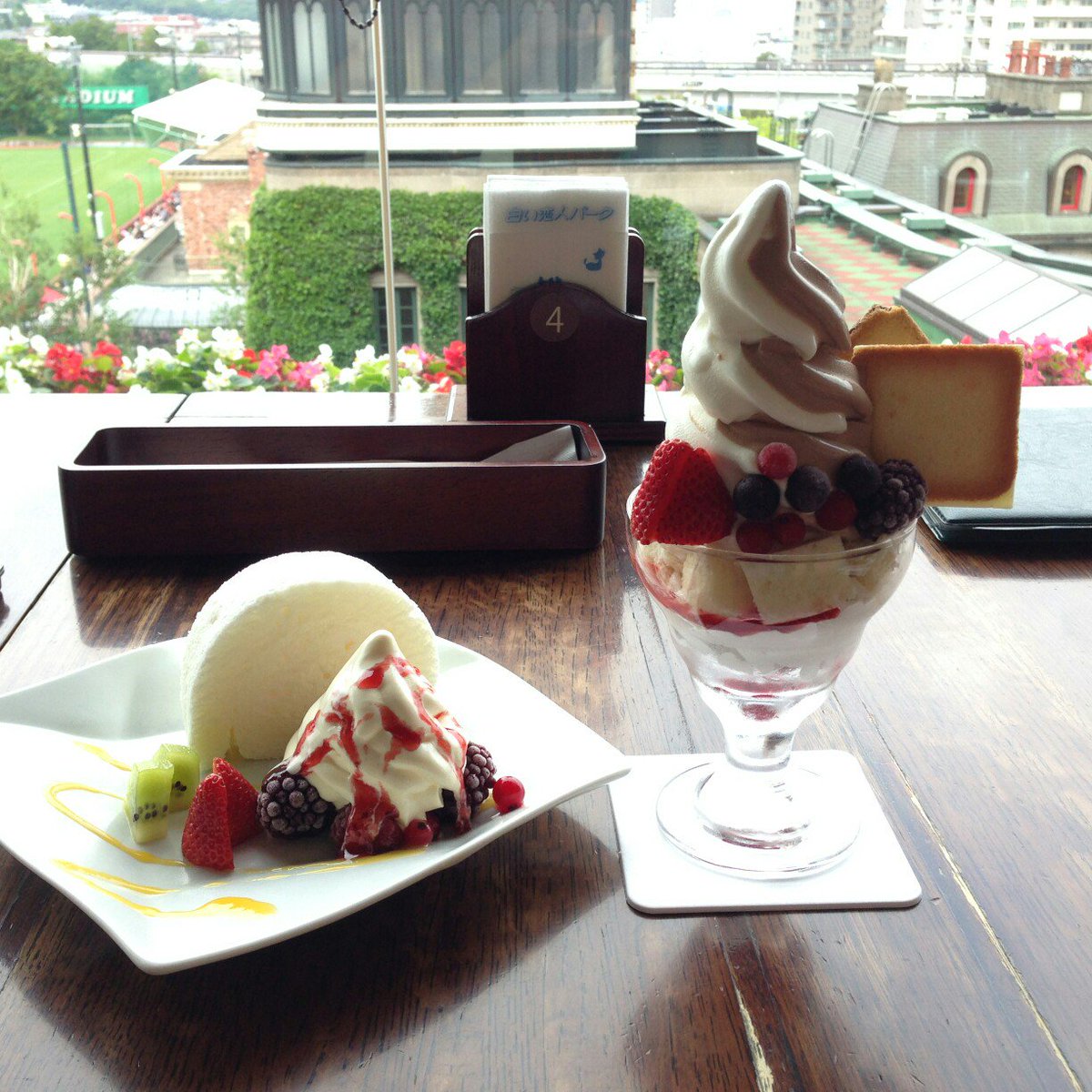 Dash 白い恋人パーク で 白い恋人パフェと白い恋人ロールケーキを食す Dash 白い恋人パーク で 白い恋人パフェと白い恋人ロールケーキを食す