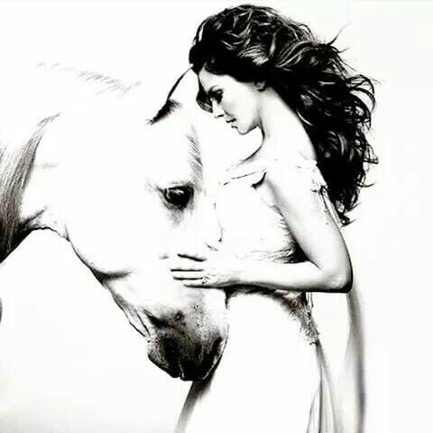 ندعـي اللامبـالاة كثيـراً .. 🌸🌙
نمل الأنتظار  يرهقنا التفكير  نتناسى 💭
لكننـاا أبـداً لا ننسى