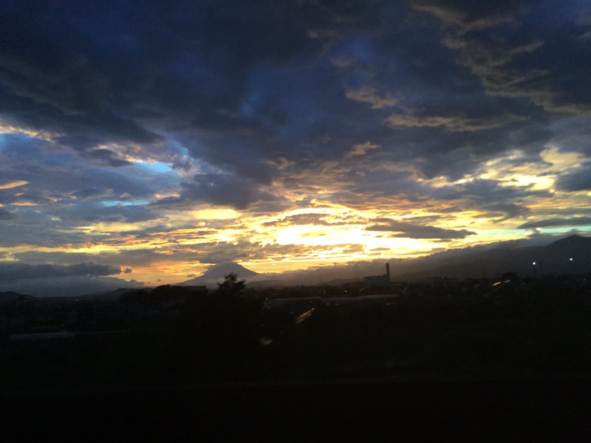 nachyonachyo's tweet photo. このまえ車からパシャりした写真たち☄富士山と空キレイ✨✨✨✨ https://t.co/9Q7rYGldzU