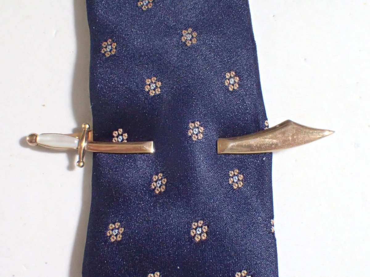 GliterzbySal's tweet image. SWANK Mother of Pearl Handled Sword Scimitar Split Tie Bar etsy.me/2u5szA4 #vintagejewelry #SplitDesign