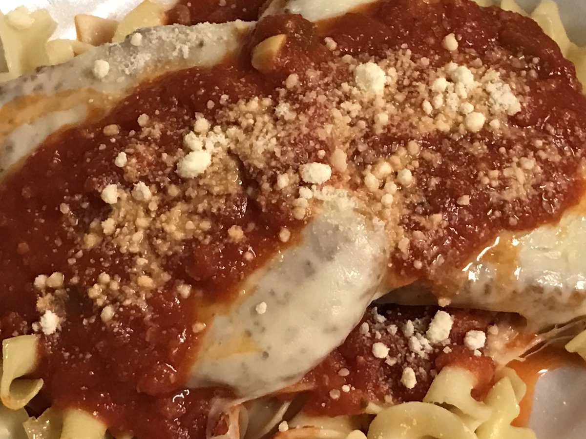 MamadubsX3's tweet photo. You forgot you have a paper due 👀quick meal kids gotta eat#whatsfordinner #chickparm #30minmeal #yummy #homemade #momcancook #FoodNetwork https://t.co/k3gNyhXv6j