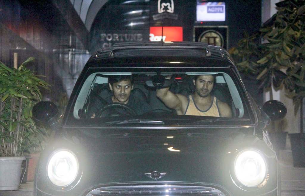 Varuniacs's tweet photo. [PICS 2 📷] : Varun Dhawan Snapped at Mumbai Khar Gym! 😎

Admin @B0MBAYCH0PRA 
#Untagged #VarunDaily https://t.co/w2iVww6WbF