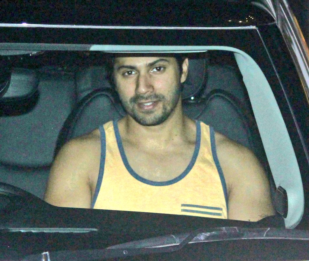 Varuniacs's tweet photo. [PICS 1 📷] : Varun Dhawan Snapped at Mumbai Khar Gym! 😎

Admin @B0MBAYCH0PRA 
#Untagged #VarunDaily https://t.co/sUreywJlni