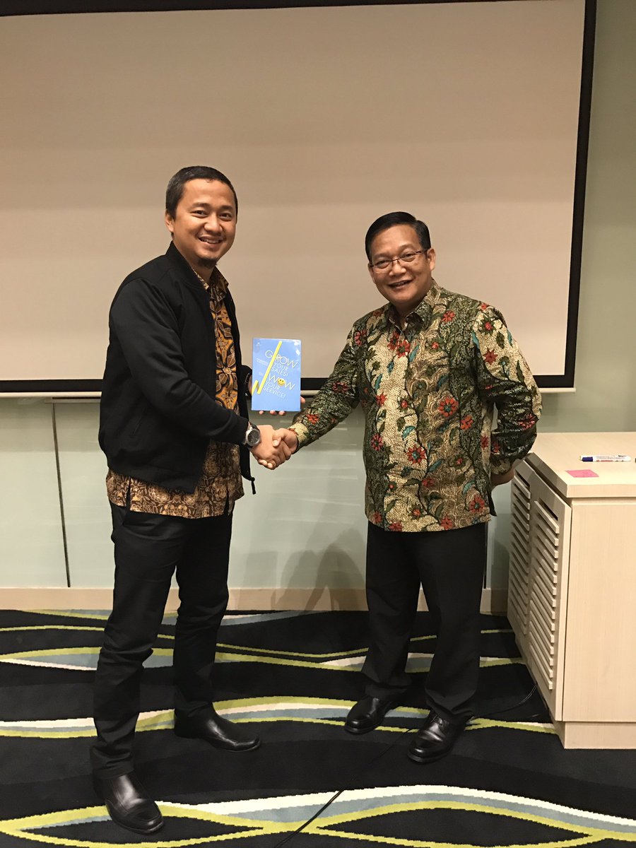 Ziko_Wahyudi's tweet photo. Alhamdulillah Hadiahnya Buku, 
Katanya Teraktif @Workshop Markplus😀
#WOWServiceMindset 
#SERCompetition2017
#MakeOver-SPBUBestService&amp;Safety https://t.co/WVx5empBWh
