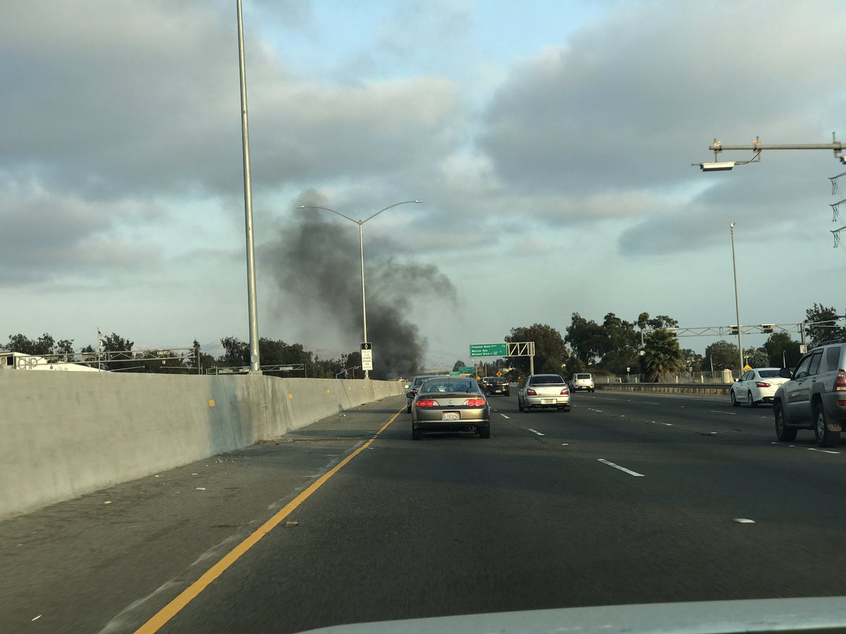 Slyar's tweet photo. I-880 North vehicle on fire in #Fremont https://t.co/16Zf2kKNrj